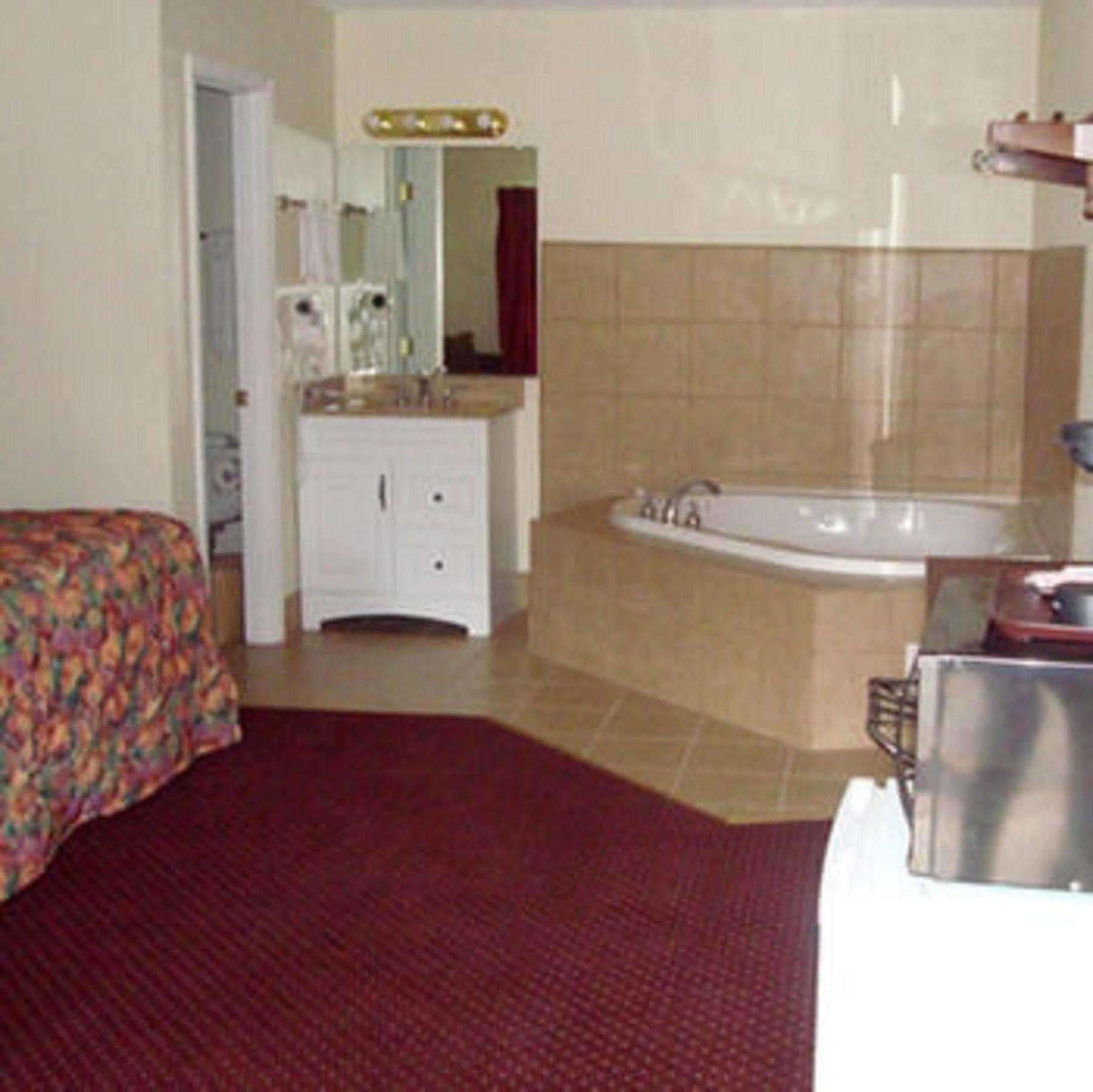 The Whispering Pines Motel- Whitestone White Stone Номер фото